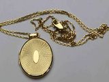 une image représentant un cadenas doré entouré d'une chaîne