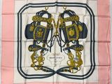 foulard en soie rose et bleu orné de deux chevaux et de chaînes dorées