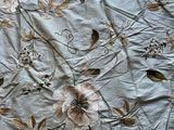 un gros plan d'un lit orné d'un motif floral