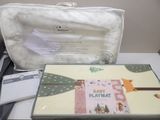 un tapis de jeu pour bébé et un sac posés sur une table