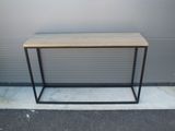 une console en bois et en métal avec un plateau en verre