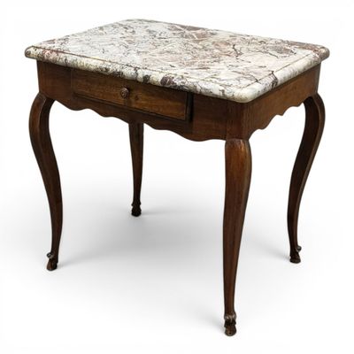 une petite table avec un plateau en marbre et des pieds, sur fond blanc