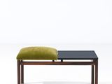 un petit banc sur lequel est posé un coussin vert