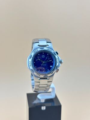 gros plan d'une montre sur un support posé sur une table