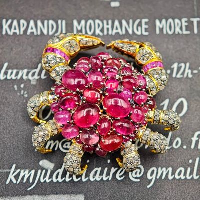 broche en rubis et diamants exposée dans une bijouterie