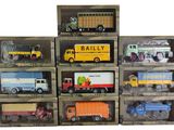 de nombreux types de camions jouets dans une vitrine