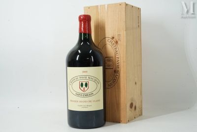 une bouteille de vin posée à côté d'une caisse en bois