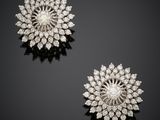 une paire de broches en diamants, signées Van Cleef