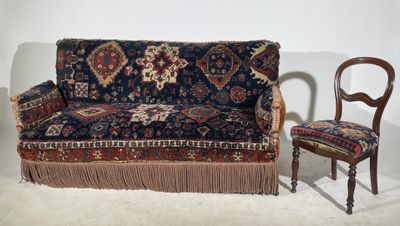 un canapé et un fauteuil dans une pièce où il y a un tapis au sol