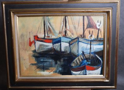 un tableau représentant des bateaux sur l'eau, avec un bâtiment en arrière-plan