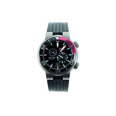 La montre est noire et présente une touche de rose sur le cadran.