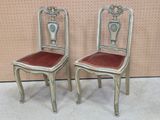 paire de chaises anciennes dont les assises sont recouvertes de velours rouge