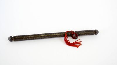 une vieille épée chinoise sur fond blanc, ornée d'un pompon rouge