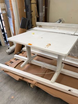 une table posée sur un chariot dans une pièce