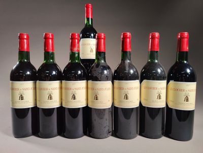 six bouteilles de vin rouge alignées sur une table