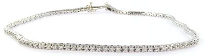 gros plan d'un bracelet en argent sur fond blanc