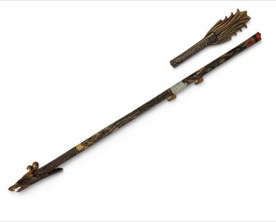 Sarbacane décorative en os sculpté et gravé en forme de drag…