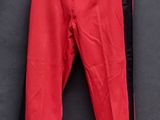 une photo d'un pantalon rouge suspendu à une corde à linge