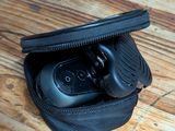 un téléphone portable posé dans un étui sur une table en bois