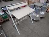 une table sur laquelle se trouvent de nombreux objets