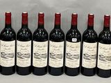 six bouteilles de vin rouge alignées