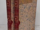 deux livres posés sur une table en marbre