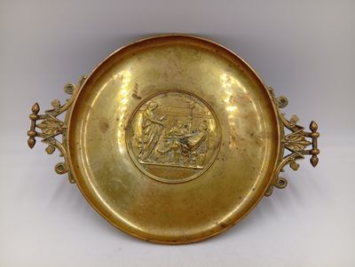 une plaque en laiton ancien sur laquelle figure l'image d'un homme et d'une femme