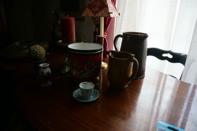 une table en bois sur laquelle sont posées des tasses et des soucoupes
