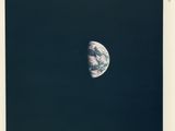 une vieille photo de la Terre avec la Lune en arrière-plan