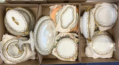 LIMOGES. Service en porcelaine à décor guirlandes et frises dorée