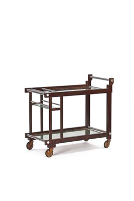 un chariot de bar en bois et en verre, muni de deux étagères et équipé de roulettes