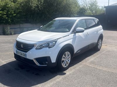Le SUV blanc est garé sur le parking.