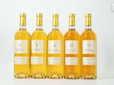 six bouteilles de vin sont alignées sur une surface blanche