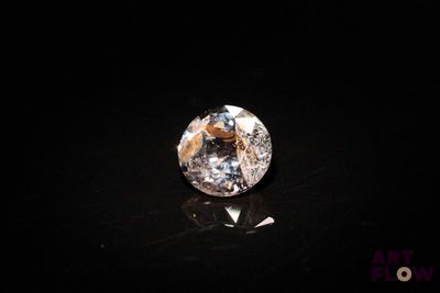 gros plan d'un diamant sur une surface noire