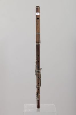 un vieil instrument en bois exposé dans une vitrine