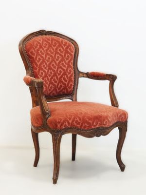 une image d'une chaise avec un revêtement rouge, revêtement rouge, revêtement rouge, revêtement rouge, revêtement rouge, revêtement rouge, revêtement rouge, revêtement rouge, revêtement rouge