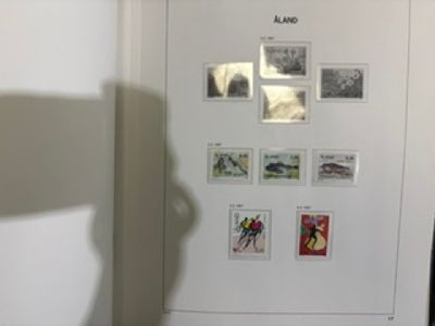 l'ombre d'une personne tenant une planche de surf devant un mur