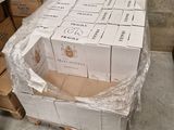 une pile de cartons posée sur une palette
