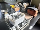 un grand nombre d'objets posés sur une table