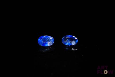 une paire de saphirs bleus dans l'obscurité