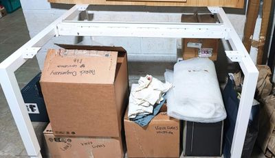 un chariot sur lequel sont empilées de nombreuses caisses