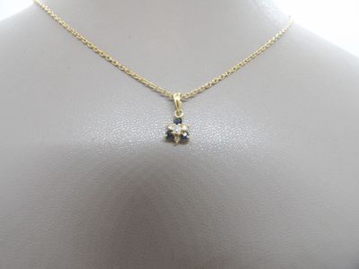 gros plan d'un torse de mannequin portant un collier