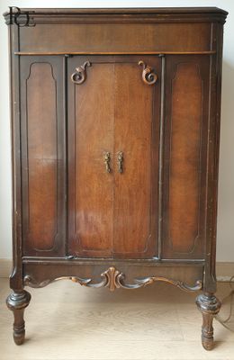 Meuble à hauteur d'appui en bois naturel mouluré et teinté o…