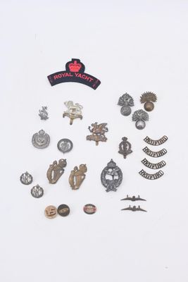 de nombreux pins et badges sur un fond blanc