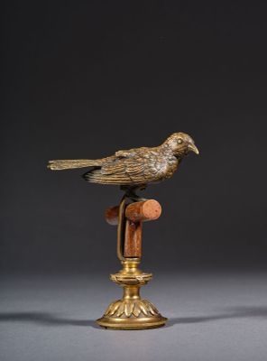 paire de figurines d'oiseaux en laiton ancien posées sur un socle en bois