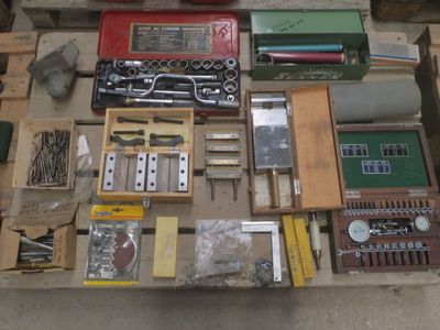 une boîte remplie d'outils divers posée sur une table