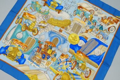 HERMES Paris. Carré en twill de soie imprimé titré « Automob… - Photo 1