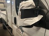 un camion blanc avec un sac accroché sur le côté