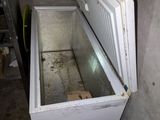 un réfrigérateur blanc ouvert, dans un coin de la pièce