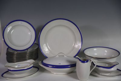 beaucoup d'assiettes et de bols blancs et bleus sur la table